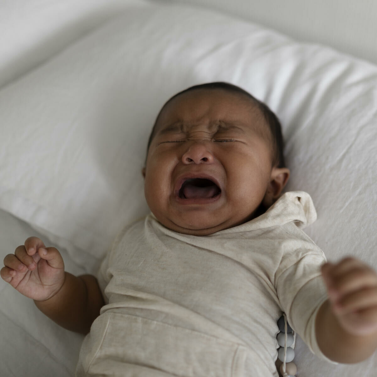 Imagem principal para o artigo Refluxo oculto no bebê: sinais, causas e o que fazer da Genuína Conexão
